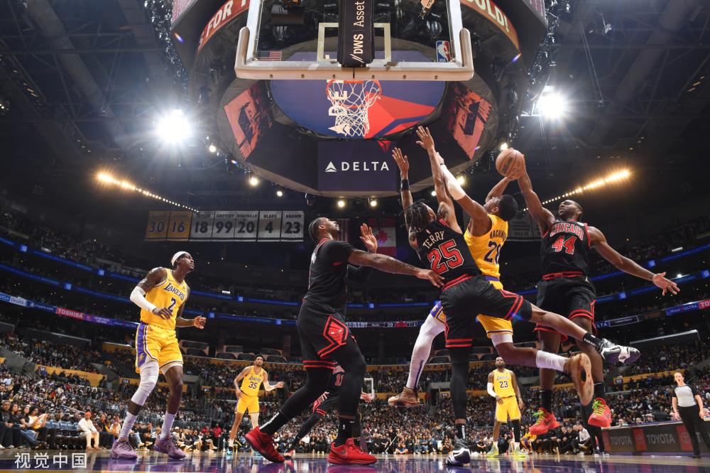 不仅向球迷 不仅向球迷